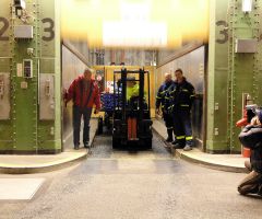 Der erste Fahrstuhl erreicht den Tunnel